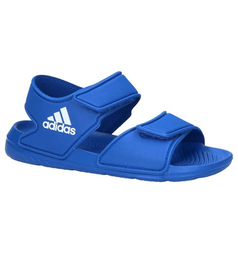 adidas blauwe sandalen.